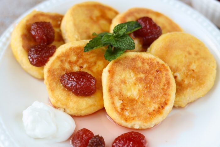 Papanasi fără gluten din brânză de vaci cu gem