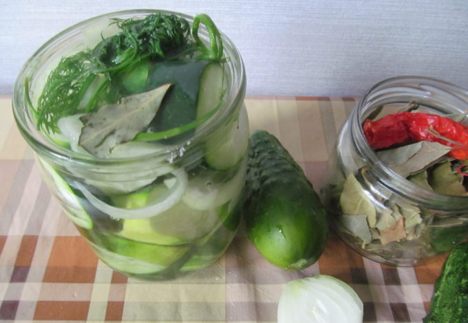Salata de castraveti cu ceapa pentru iarna
