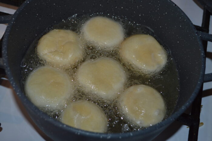 Gogoși prăjindu-se în ulei