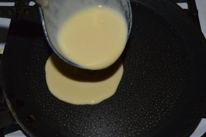 Turnati cu polonicul aluatul in tigaie