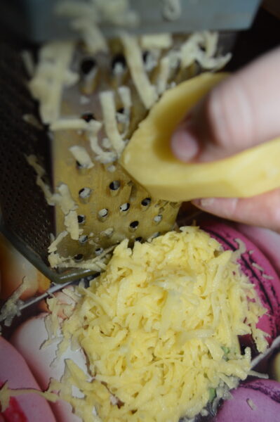 Dati-i pe o razatoare grosiera