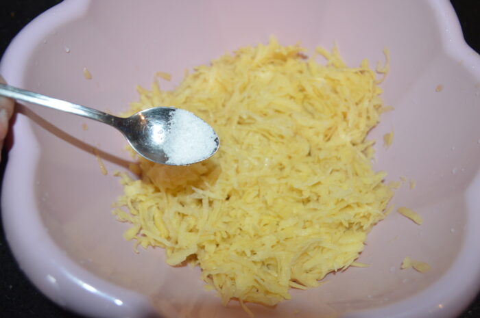 Adaugati jumatate de lingurita de sare