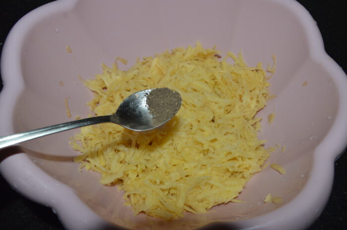 Apoi jumatate de lingurita de piper macinat