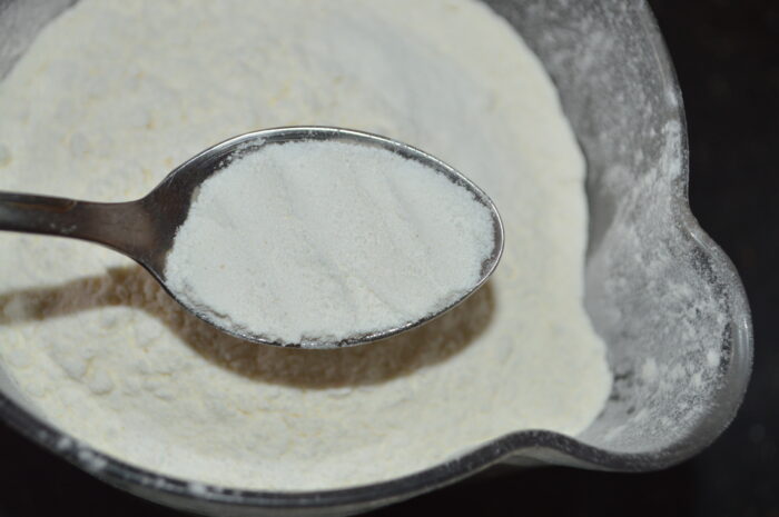 Intr-un recipient aparte puneti faina