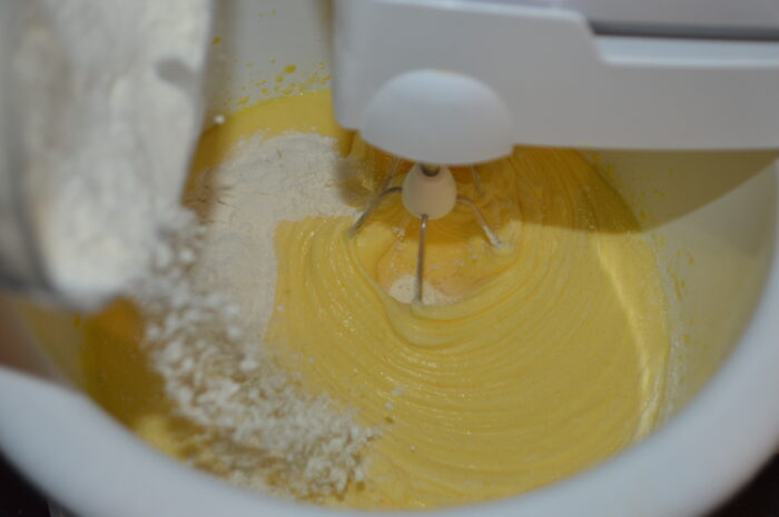 Turnati treptat amestecul de faina