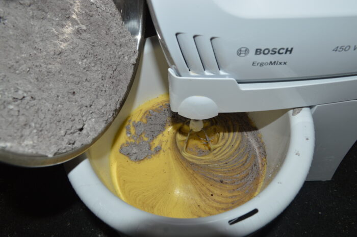 Turnati treptat amestecul de faina