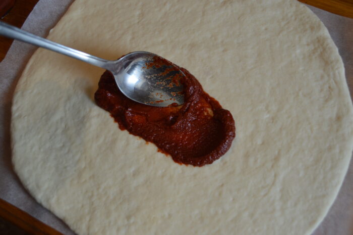 Ungeti aluatul cu pasta de tomate