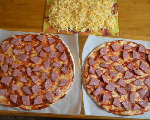 Aranjati salamul deasupra aluatului