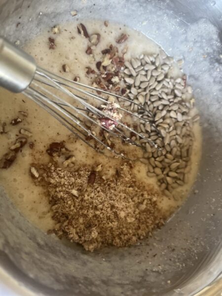 adăugați amestecul de făină