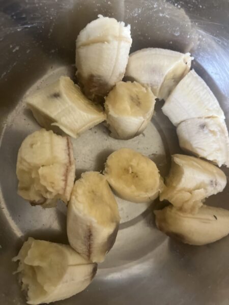 Am tăiat bananele în felii