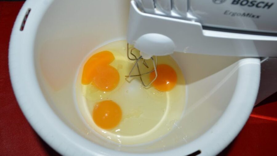 Sparge-ti intr-un bol oua