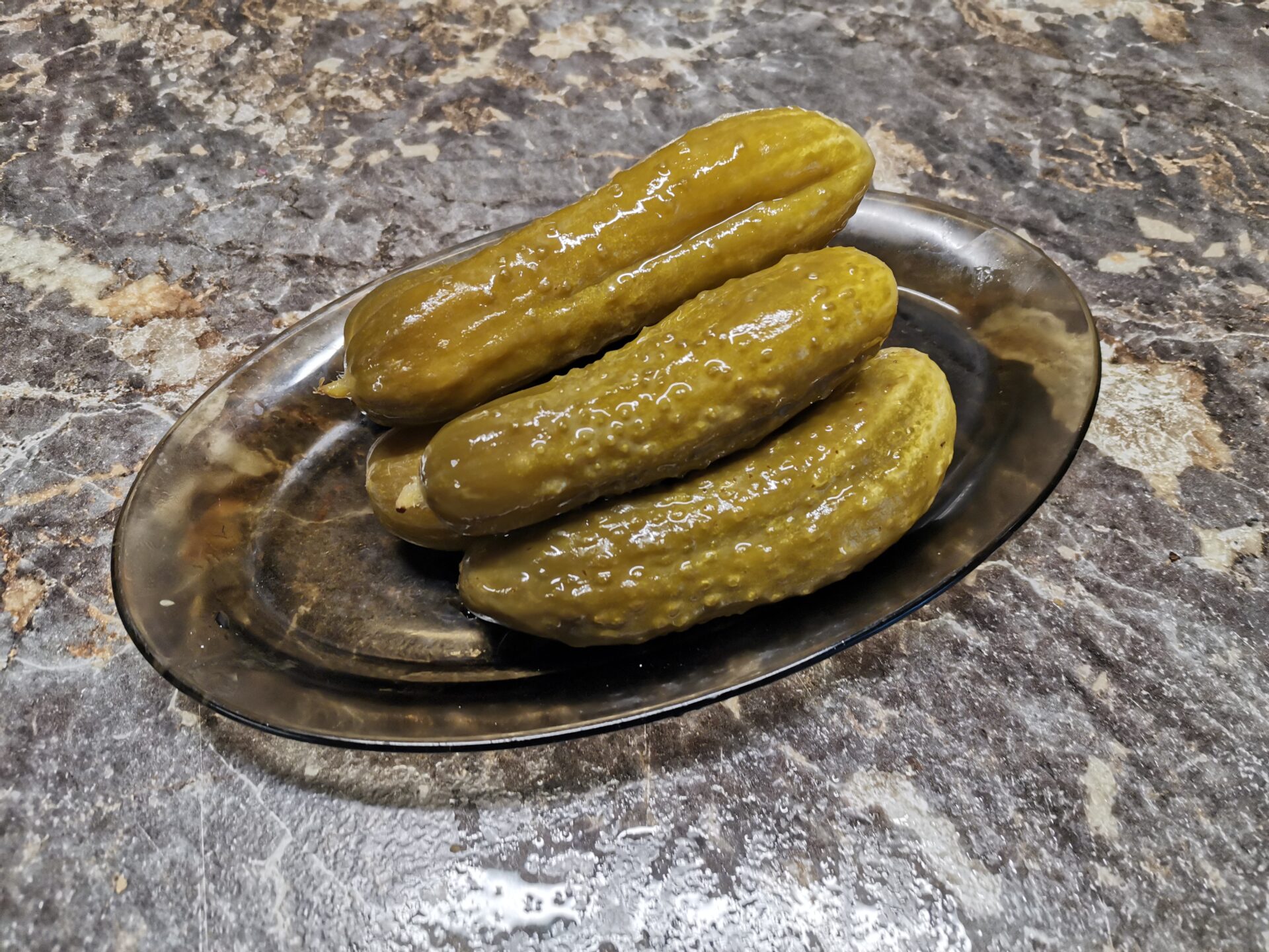 Castraveti murati in saramura la borcan poza