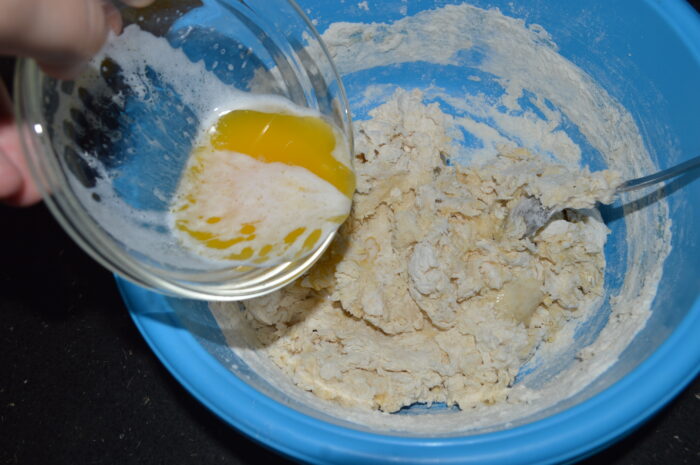 Turnati cate un pic din untul topit