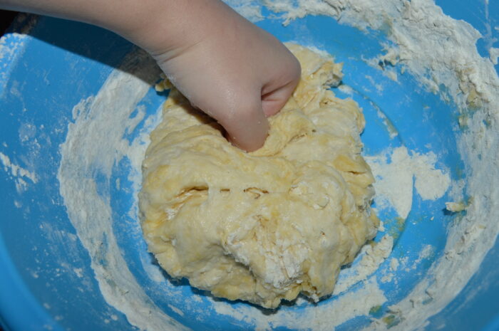 Framantati aluatul cu mainele