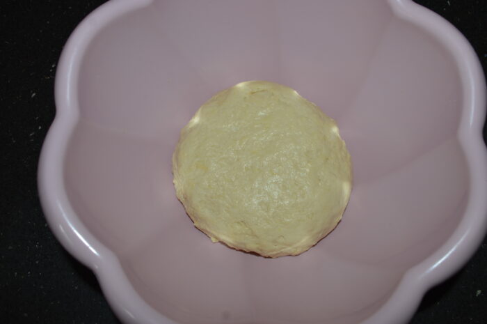 Transferati aluatul intr-un bol curat si uscat