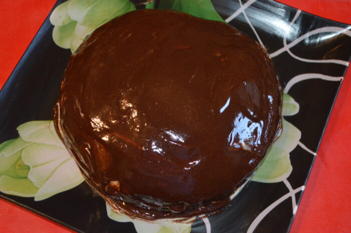 Turnati glazura deasupra tortului