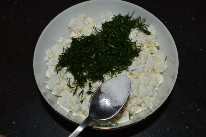 Adaugati jumatate de lingurita de sare