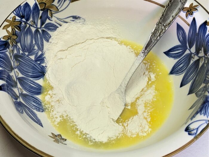 spargeti doua oua intr-un bol si adaugati cinci linguri de faina