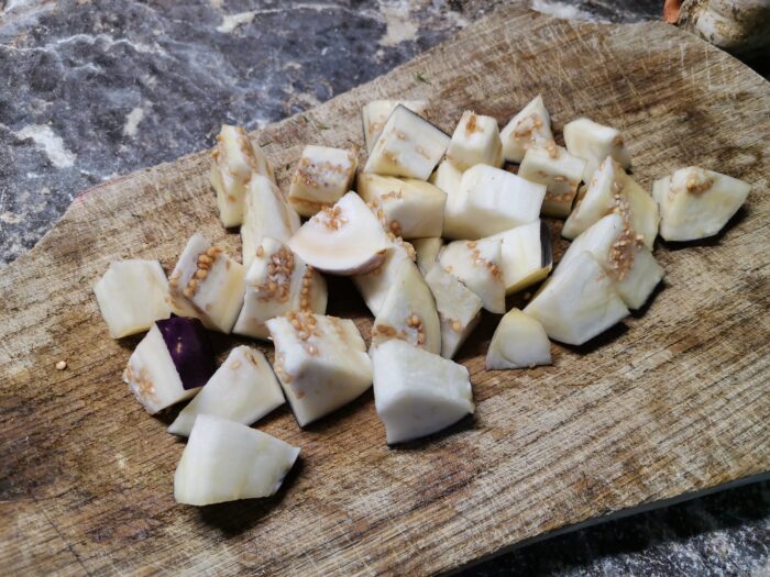 Taiati vinetele in felii de 2-3 cm