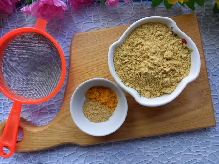 Intr-un castron mic, cerneti pudra de mustar