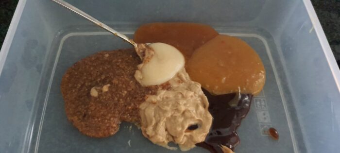 Puneti toate sosurile