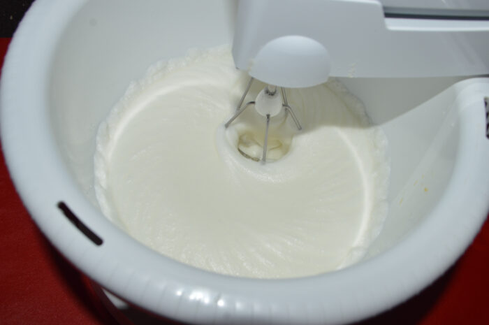 Bateti cu mixerul albusurile