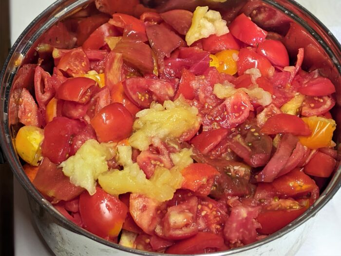 Mai intai trebuie sa pregatiti sucul de rosii