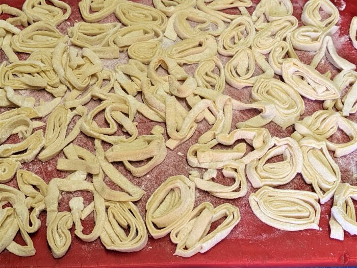 Taiati rulada in fasii subtiri