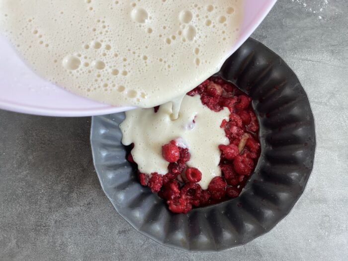 Turnati laptele in aluat