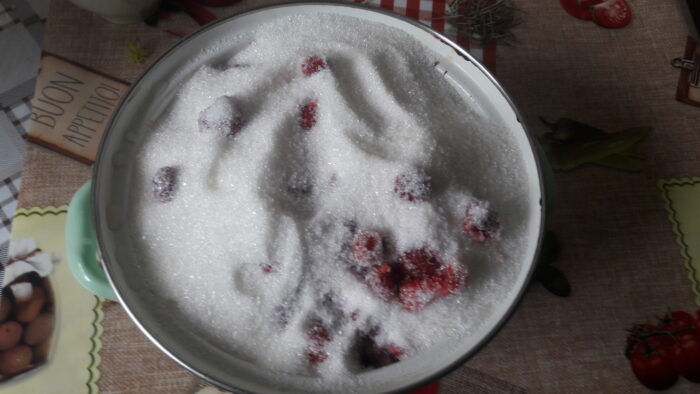 Turnati zaharul peste ele