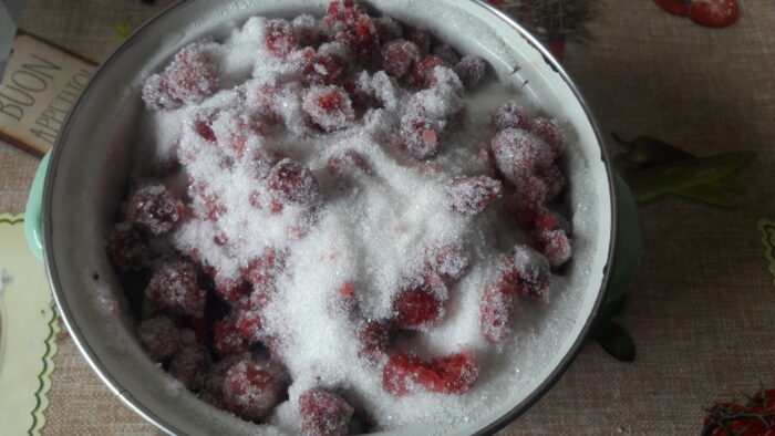 puneti oala cu zmeura pe foc