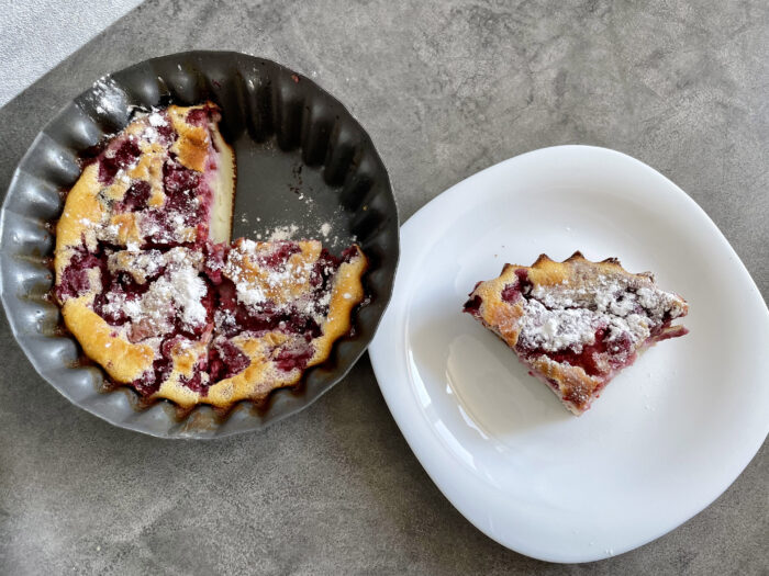 Presarati desertul Clafoutis