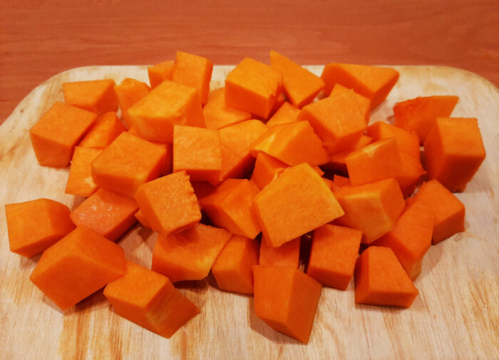 Taiati crusta tare de la dovleac