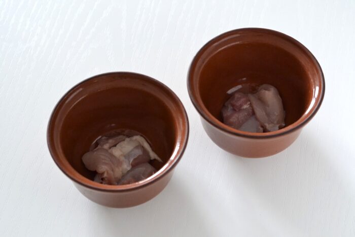 Puneti cateva bucati de carne pe fundul ghivecelor