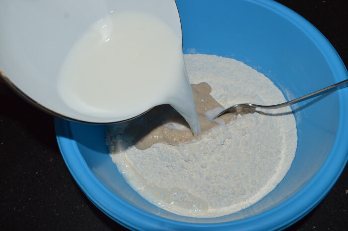 Turnam amestecul de lapte+apa