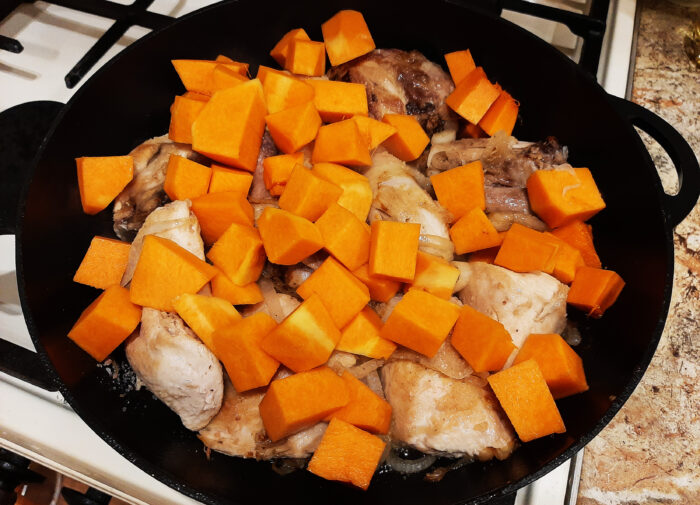 Puneti dovleacul si usturoiul in tigaie