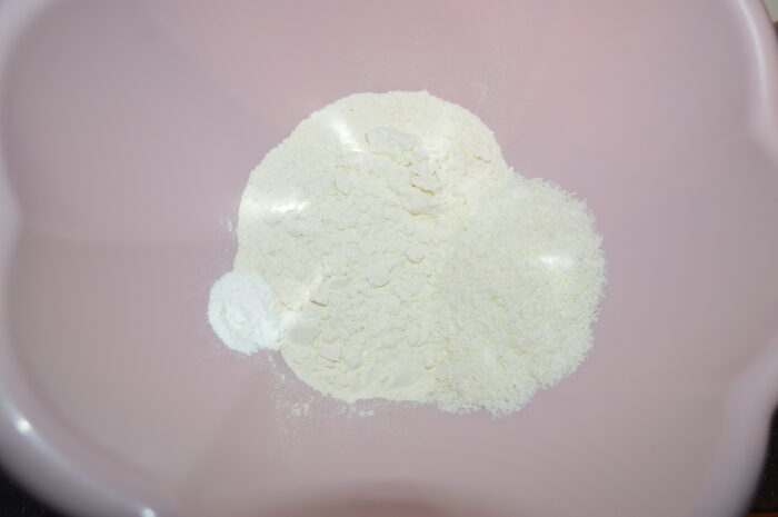 Amestecati faina cu nuca de cocos