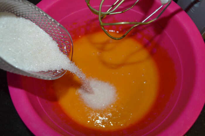 Bateti cu mixerul galbenusurile