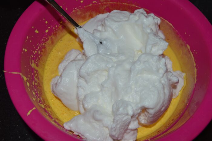 Adaugati spuma de albusuri