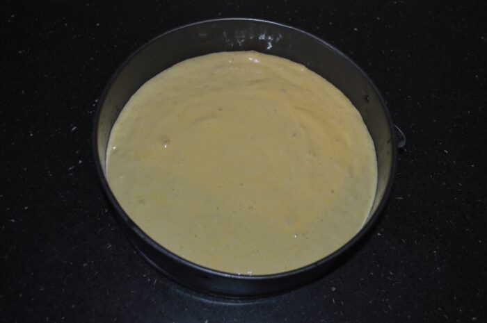 Turnati compozitia intr-o tava