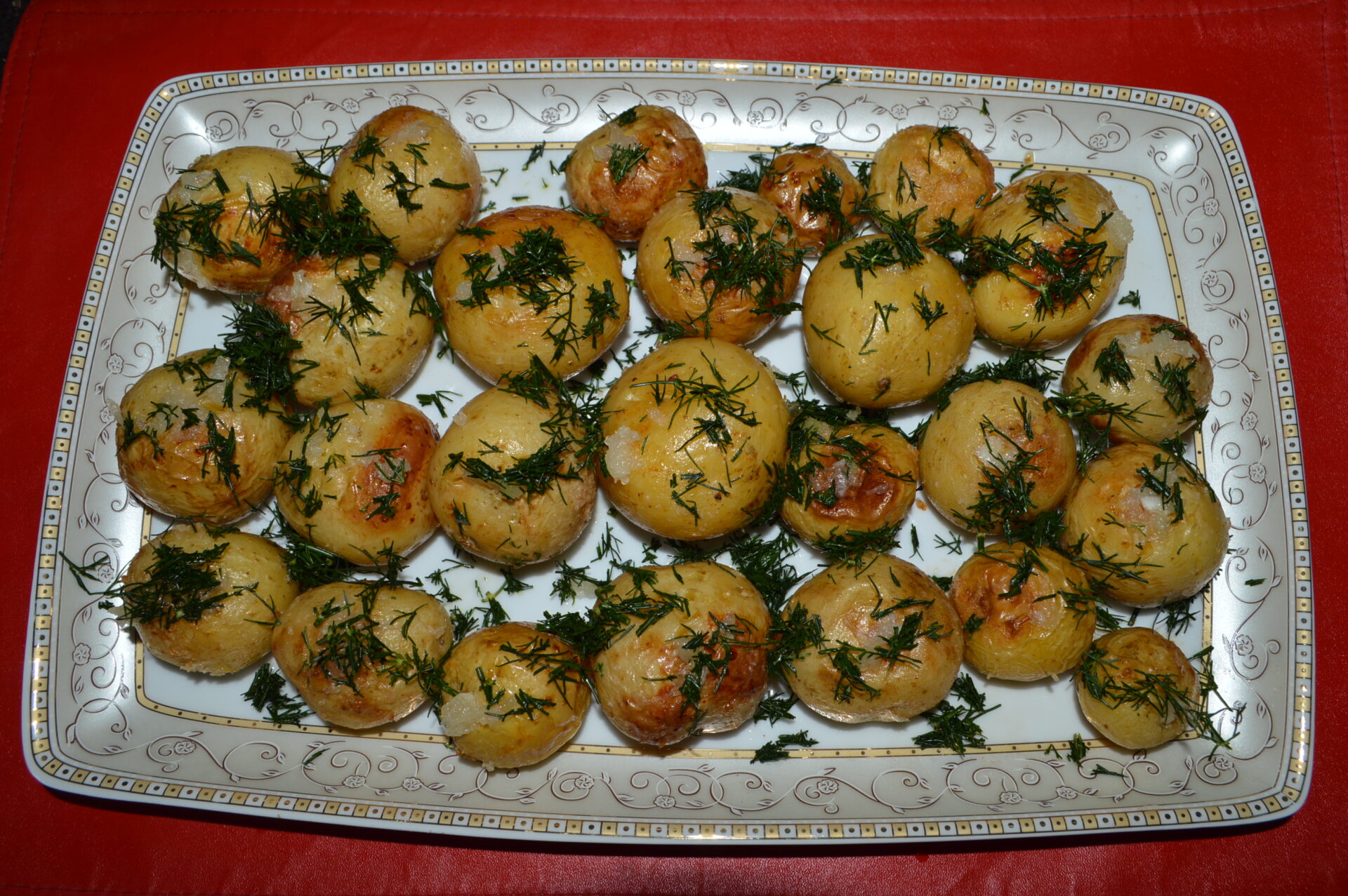 Cartofi noi la cuptor cu marar si usturoi poza