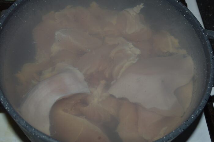 Taiati pieptul de pui