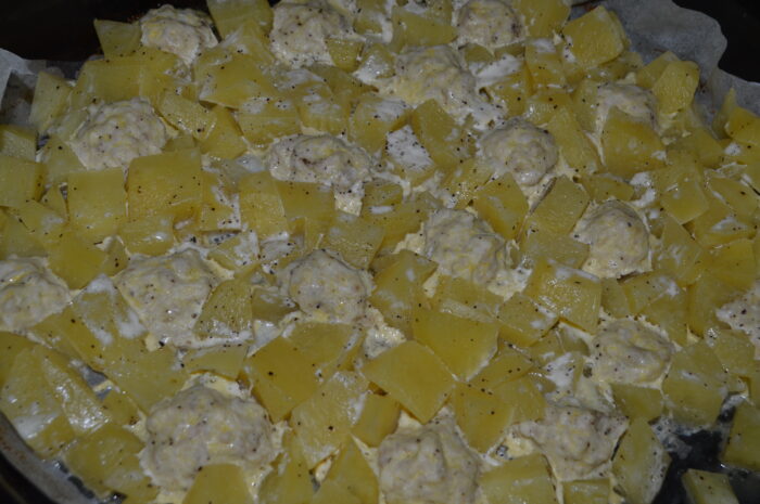 Cartofii cu chiftelute sunt gata