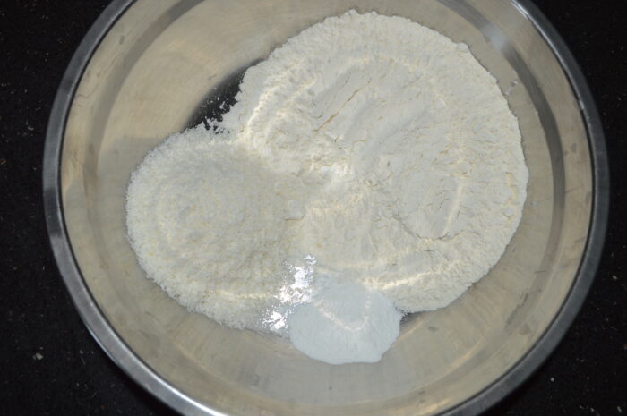 Amestecati faina cu fulgii de cocos