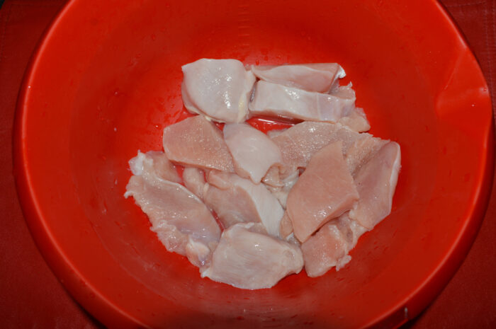 Spalati si taiati pieptul de pui