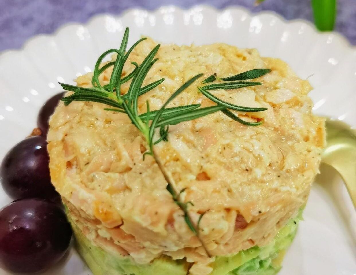 Tartar de somon cu avocado poza