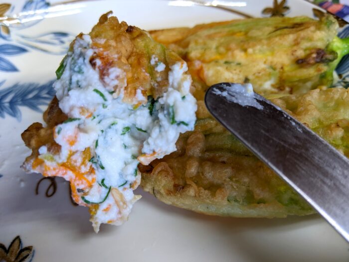 Florile de dovlecei umplute cu cascaval sunt absolut delicioase