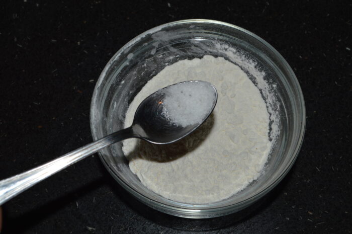 Intr-o alta farfurie turnati putina faina