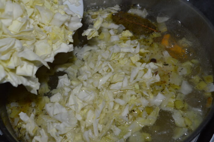 Adaugati varza tocata in ciorba