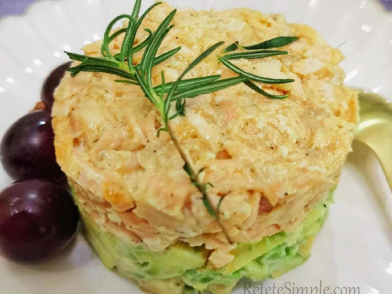 Tartar de somon cu avocado poza